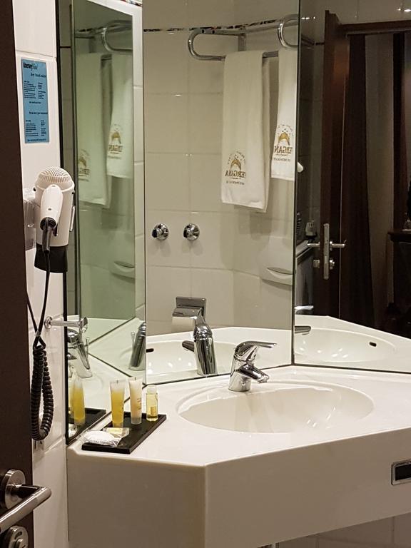 Fergana Uebersee Hotel เบรเมอร์ฮาเฟิน ภายนอก รูปภาพ